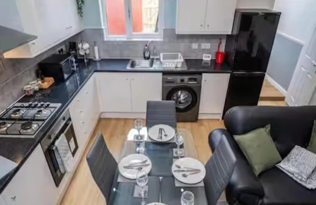 Family-Friendly Two-Bedroom Apartment Near Manchester City Stadium-1